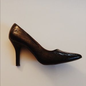 Liz Claiborne Brown Pointed Dress Pumps.